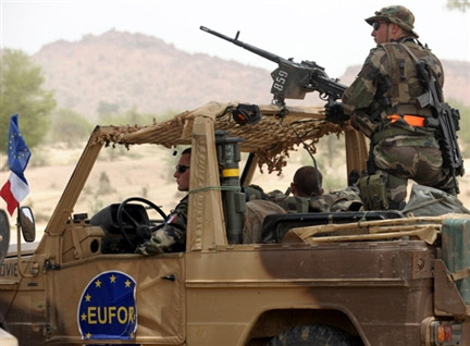 Soldats français de l'Eufor en patrouille le 28 juin 2008 à Farchana dans l'est tchadien.(Photo : AFP)