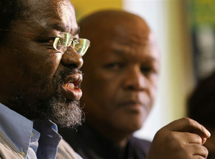 Il n'y a « <em>pas de crise au gouvernement</em> », a affirmé Gwede Mantashe, secrétaire général de l'ANC (g), le 23 septembre 2008. (Photo : AFP)