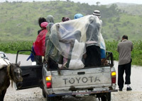 Des Haïtiens fuient leurs domiciles avant l'arrivée de l'ouragan Hanna.(Photo : AFP)