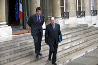 L’ensemble du dispositif bancaire français est «&nbsp;solide, stable et fiable&nbsp;» ont assuré deux grands patrons de banque et d’assurances, Georges Pauget&nbsp;(D), du Crédit Agricole et Henri de Castries, président d’Axa à l’issue de la réunion qui s’est tenue à l’Elysée le 30&nbsp;septembre 2008.(Photo : Reuters)