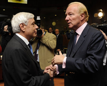 Brice Hortefeux (d) et son homologe grec Prokopis Pavlopoulos à Bruxelles, le 25 septembre 2008. Les ministres de l'Intérieur de l'Union européenne ont validé le «&nbsp;pacte européen sur l'immigration et l'asile&nbsp;».(Photo: AFP)