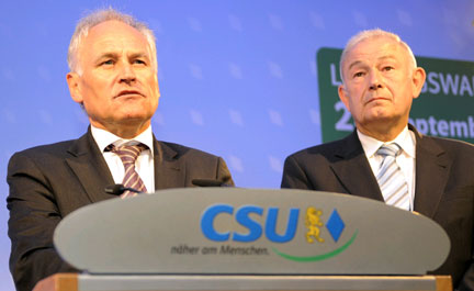 Le leader du CSU, Erwin Huber (g) et le chef du gouvernement régional sortant de Bavière, Günter Beckstein, à Munich, réagissent aux premiers résultats des élections du 28 septembre 2008.(Photo : Reuters)