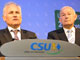 Le leader du CSU, Erwin Huber (g) et le chef du gouvernement régional sortant de Bavière, Günter Beckstein, à Munich, réagissent aux premiers résultats des élections du 28 septembre 2008.(Photo : Reuters)