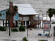L'ouragan, dont la superficie égale presque celle de l'Etat du Texas, avait déjà plongé dans le noir l'île de Galveston, la ville côtière la plus proche de Houston, le vendredi 12 septembre 2008.( Photo : Reuters )