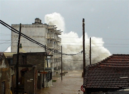 Ike provoque&nbsp;la déferlante d'immenses vagues&nbsp;qui se fracassent sur les façades des immeubles du bord de mer.(Photo : AFP)
