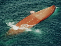 Une photo aérienne du Joola, lors de son naufrage, le 27 septembre 2002.(Photo : AFP)