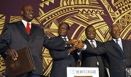 De gauche à droite, Arthur Mutambara, Robert Mugabe, Morgan Tsvangirai et Thabo Mbeki, le 15 septembre 2008.(Photo : Reuters)