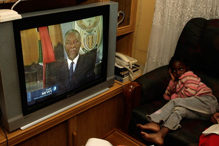 Le président sud-africain Thabo Mbeki s'est adressé à la nation sur la chaîne nationale SABC, à Johannesburg, le 21 septembre 2008.(Photo : Reuters)