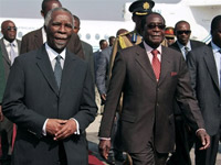 Le président sud-africain (g), Thabo Mbeki, et son homologue zimbabwéen (d), Robert Mugabe.(Photo : AFP)