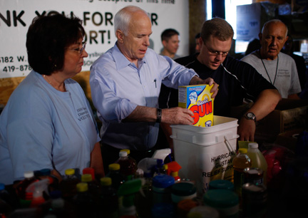 John McCain, candidat républicain à l'élection présidentielle américaine, prépare des colis pour les victimes de l'ouragan Gustav, à Waterville, dans l'Ohio, le 1er septembre 2008.  (Photo : Reuters)