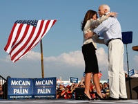 John McCain, ici avec sa colisitière Sarah Palin le 31 août 2008, a annoncé que les travaux de la convention républicaine seraient suspendus lundi.(Photo : Reuters)