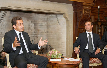 Le président en exercice de l'UE, Nicolas Sarkozy et le président russe, Dmitri Medvedev, sont convenus lundi d'un calendrier de retrait des forces russes de Géorgie d'ici le 10 octobre.(Photo: Reuters)