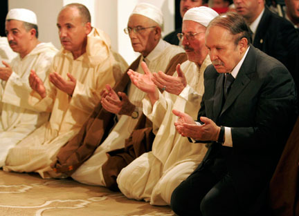 Le président algérien Abdelaziz Bouteflika (d) prie le soir de Laylat al-Qadr (la Nuit du Destin) dans la mosquée al-Kebir à Alger, le 26 septembre 2008.(Photo : Reuters)