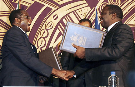 Robert Mugabe (à gauche ) et Morgan Tsvangirai, leader du MDC, le 15 septembre 2008.(Photo : Reuters)