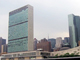 A gauche, le bâtiment des Nations unies à New York. (Photo : Wikimedia)