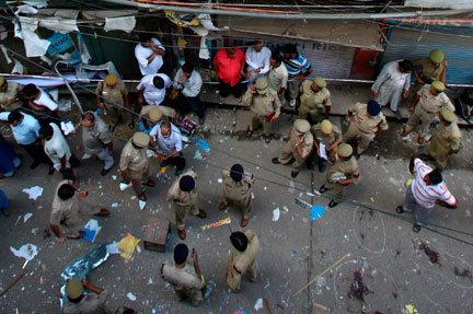 Le personnel de sécurité inspecte le site où la bombe a explosé à New Delhi, le 27 septembre 2008.(Photo : Reuters)