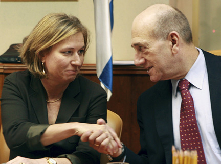 Le Premier ministre Ehud Olmert (d) et la ministre des Affaires étrangères Tzipi Livni, son successeur à la tête du Parti Kadima, lors du Conseil de ministres, le 21 septembre 2008 à Jérusalem.(Photo : Reuters)