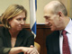 Le Premier ministre Ehud Olmert (d) et la ministre des Affaires étrangères Tzipi Livni, son successeur à la tête du Parti Kadima, lors du Conseil de ministres, le 21 septembre 2008 à Jérusalem.(Photo : Reuters)