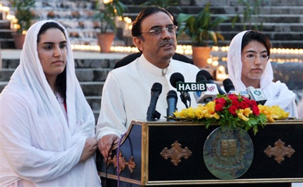 Asif Ali Zardari, le nouveau président du Pakistan en compagnie de ses deux filles, à Islamabad le 6 septembre 2008.(Photo: Reuters)