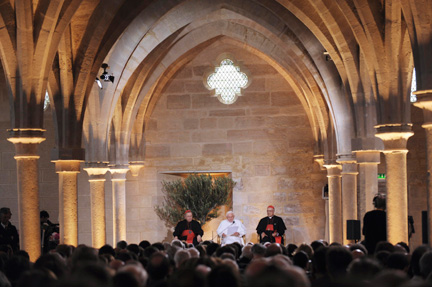 Le pape, accompagné par l'archevèque André XXIII (g) et le secrétaire d'Etat du Vatican Tarcisio Bertone, prononce un discours au Collège des Bernardins, à Paris, le 12 septembre 2008. (Photo : Reuters)