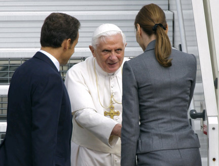 Le pape Benoît XVI a été accueilli par le président français, Nicolas Sarkozy, et son épouse Carla Bruni-Sarkozy.(Photo : Reuters)