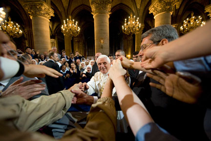 Benoît XVI entouré de fidèles à sa sortie de Notre-Dame, à Paris, le 12 septembre 2008.  (Photo : Reuters)