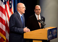 Le secrétaire au Trésor Henry Paulson (à gauche) et le directeur du FHFA, Federal Housing Finance Agency, l’Autorité de régulation, James Lockhart (à droite), le 7 septembre 2008.( Photo : Reuters )