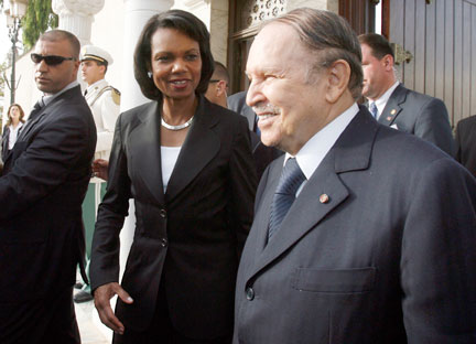 A&nbsp;l'issue de l'entretien avec le président algérien Abdelaziz Bouteflika, Condoleezza Rice a indiqué qu'ils avaient évoqué leur «&nbsp;<em>grand intérêt pour la lutte contre le terrorisme et la coopération&nbsp;</em>» dans ce domaine.(Photo : Reuters)