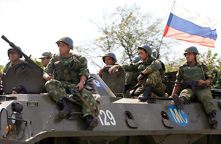 Les troupes russes, entrées en force en Géorgie le 8 août, ont engagé sans heurts un début de repli en quittant plusieurs positions clés dans l'ouest du pays, le 13 septembre 2008.( Photo : Reuters )