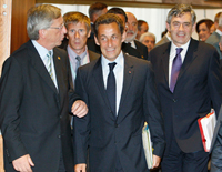 Le Premier ministre du Luxembourg Jean-Claude Juncker (g), le président Nicolas Sarkozy (c) et le Premier ministre de la Grande-Bretagne Gordon Brown (d) arrivant au sommet de Bruxelles, le 1er septembre.(Photo : Reuters)