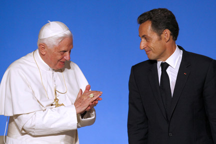 Le pape Benoît XVI salue le discours du président français Nicolas Sarkozy.(Photo : Reuters)