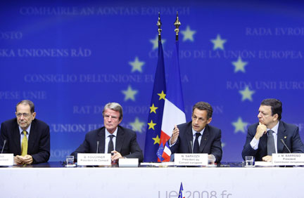 De gauche à droite : le chef de la diplomatie européenne Javier Solana, le ministre français des Affaires étrangères Bernard Kouchner, le président français Nicolas Sarkozy, le président la Commission européenne José Manuel Barroso.(Photo : Reuters)
