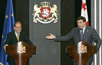 Le chef de la diplomatie européenne Javier Solana (g) et le président géorgien Mikheïl Saakachvili lors d'une conférence de presse à Tbilissi le 30 septembre.(Photo : Reuters)