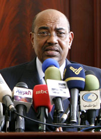 Le président soudanais Omar el-Béchir, lors d'une conférence de presse à Khartoum, le 16&nbsp;septembre 2008.(Photo : Reuters)
