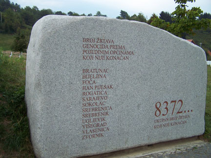 La grande stèle du mémorial de Srebrenica à Potocari, près de Srebrenica.(©Heike Schmidt)