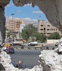En face d'un trou béant causé par l'explosion, se trouve un poste des services de sécurité, sur la route principale qui mène à l'aéroport de la ville de Damas, le 27 septembre 2008.  (Photo : Reuters)