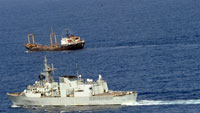 Au large de la côte somalienne, un vaisseau de guerre canadien (premier plan) escorte&nbsp;un navire du Programme alimentaire mondial (PAM), le 17&nbsp;septembre 2008.(Photo : AFP)