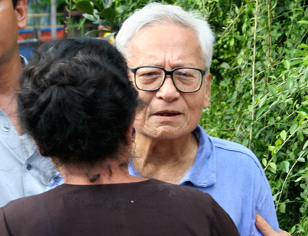 Le journaliste et opposant Win Tin, 79 ans est accueilli par une amie à sa sortie de prison ; le 23 septembre 2008. (Photo : Reuters)