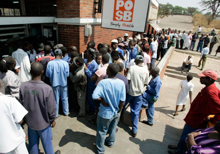 Trois jours après la signature de l'accord sur le partage du pouvoir au Zimbabwe, des habitants de Harare, la capitale, font la queue devant une banque locale, le 18 septembre 2008. (Photo : Reuters)