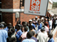 Trois jours après la signature de l'accord sur le partage du pouvoir au Zimbabwe, des habitants de Harare, la capitale, font la queue devant une banque locale, le 18 septembre 2008. (Photo : Reuters)