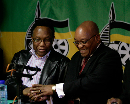 Kgalema Motlanthe, vice-président de l'ANC et président intérimaire d'Afrique du Sud (g) aux côtés du leader de l'ANC Jacob Zuma, lors d'un point avec la presse à Johannesburg, le 22 septembre 2008.(Photo : Reuters)