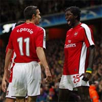 Robin Van Persie et Emmanuel Adebayor, les buteurs d'Arsenal, se congratulent.(Photo : Reuters)