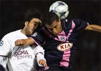 Rude bataille pour Marouane Chamakh.(Photo : Reuters)