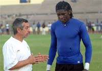 Didier Ovono et le sélectionneur du Gabon, Alain Giresse.(Photo : AFP)