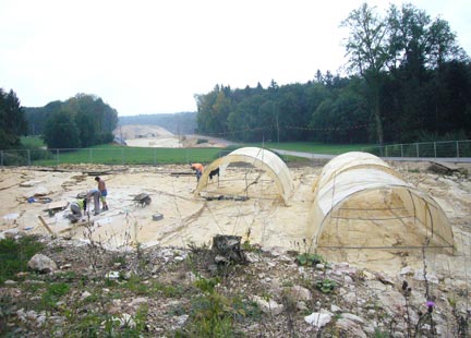 Site d'empreintes de dinosaures découvert à Courtedoux (Jura Suisse) sur le tracé de la future autoroute A16.(Photo : Dominique Raizon/ RFI)
