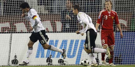 Michael Ballack double la mise pour l'Allemagne face à la Russie.(Photo : Reuters)