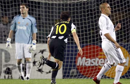 Alessandro Del Piero ouvre la marque pour le Juve face au Real Madrid.(Photo : Reuters)