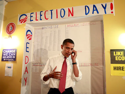Barack Obama en campagne en Pennsylvanie ce lundi, en train de persuader au téléphone un électeur potentiel.( Photo : Reuters )