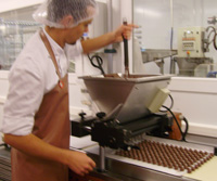 Ronan Garcia, chef chocolatier, à l'atelier "truffe"(Photo : Danielle Birck/ RFI)