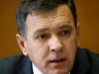 Goran Bogdanovic, ministre serbe pour le Kosovo. Les autorités serbes&nbsp;montrent à leur&nbsp;population qu'elles ne se sont pas résignées à accepter le fait accompli de l'indépendance.( Photo : Reuters )